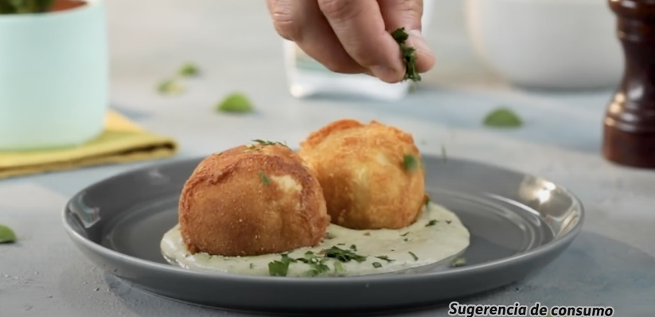 Receta con carne molida: Bolitas de papa apanadas con carne molida y crema de hierbas