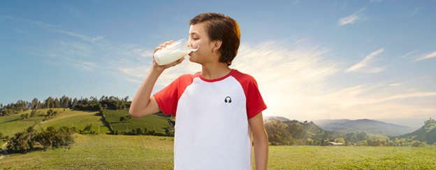 Niño tomando leche