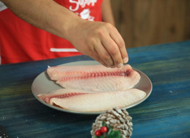  Filete de pescado blanco con crema griega y finas hierbas